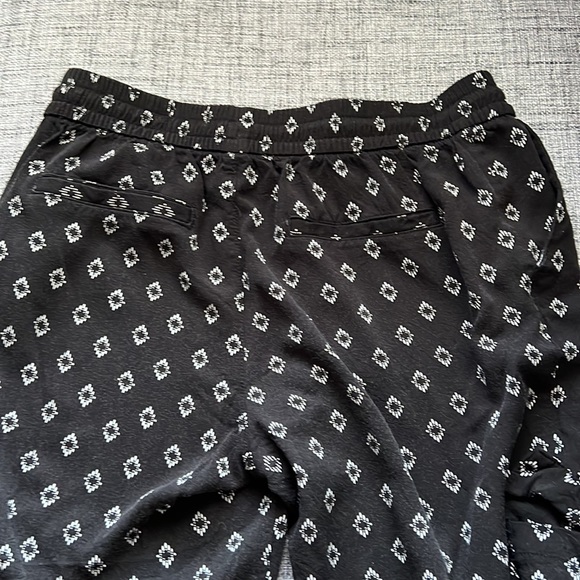 LIKE NEW Old Navy Pants, white and black design, size small. - Picture 4 of 5